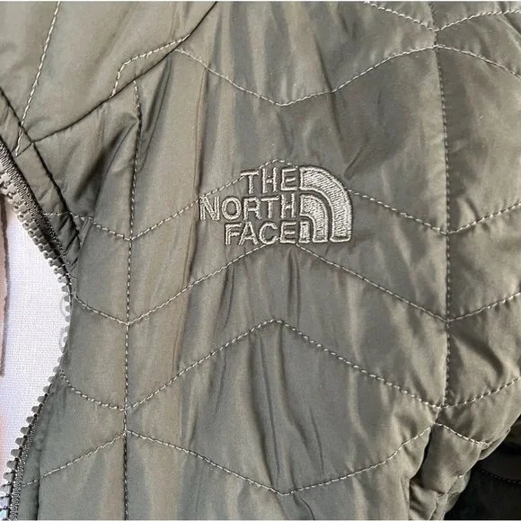 THE NORTH FACE WOMEN’S OLIVE GREEN ZIPPERED PUFFER OUTDOOR LIFESTYLE JACKET - Picture 4 of 16